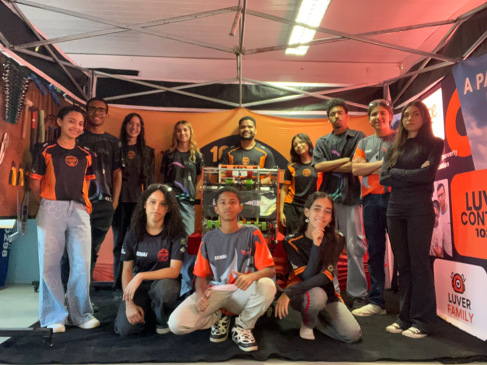 Integrantes da Luver Control reunidos no estande da equipe